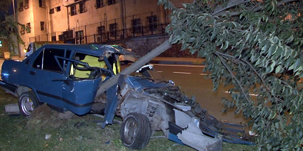 Kontrolden çıkan otomobil ağaca saplandı: 3 yaralı