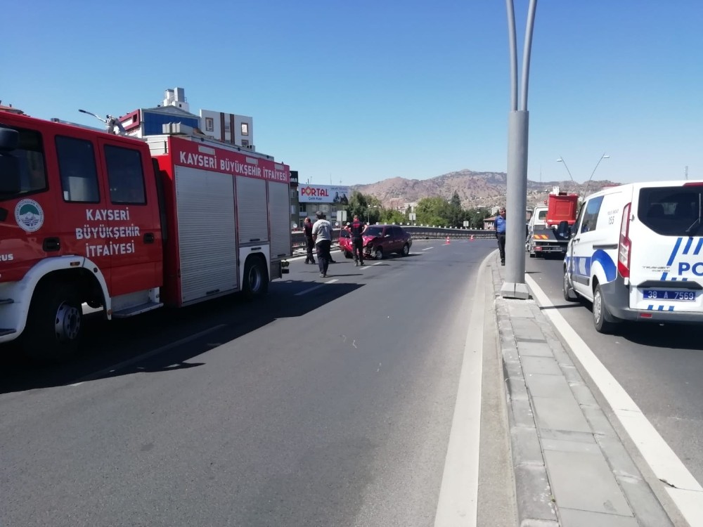 Kontrolden çıkan otomobil aydınlatma direğine çarparak durabildi 