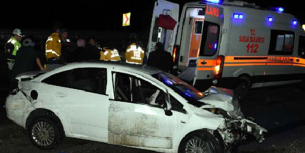 Kontrolden çıkan otomobil bariyerlere çarptı! 3 yaralı