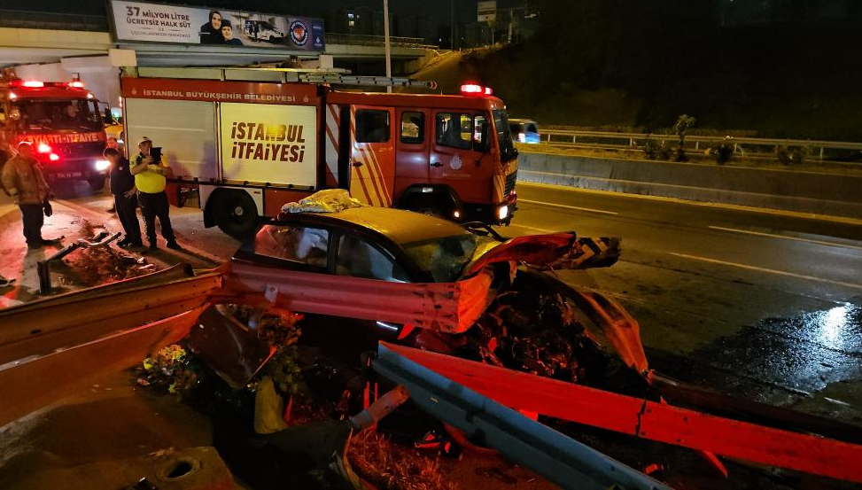 Kontrolden çıkan otomobil bariyerlere saplandı