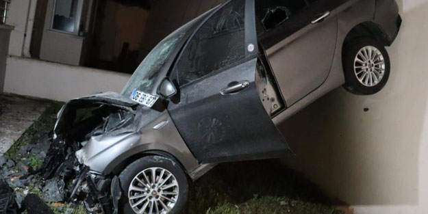 Kontrolden çıkan otomobil binanın 3’üncü katına çarptı