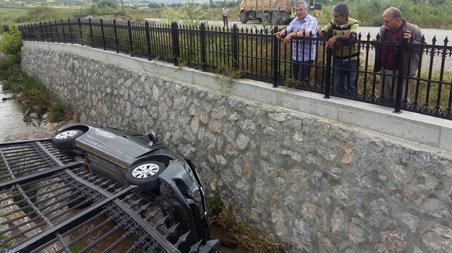 Kontrolden çıkan otomobil dereye yuvarlandı