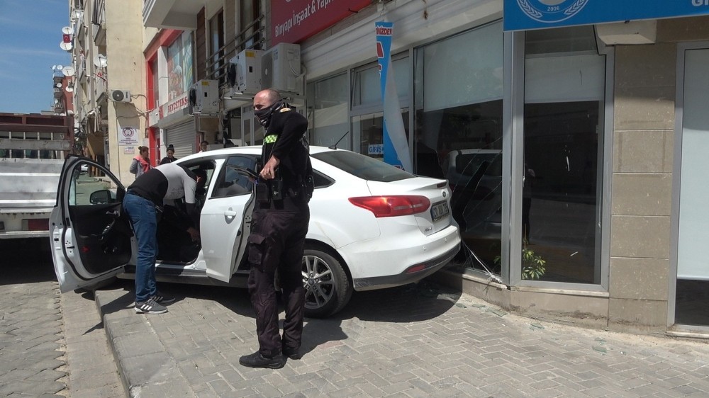 Kontrolden çıkan otomobil dükkana girmek üzereyken son anda durabildi 