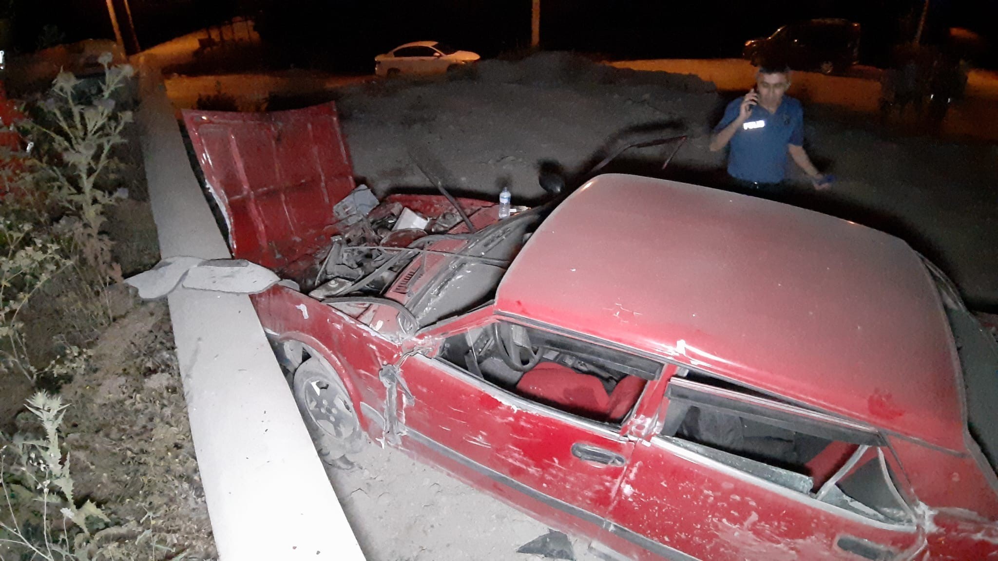 Kontrolden çıkan otomobil duvara çarptı