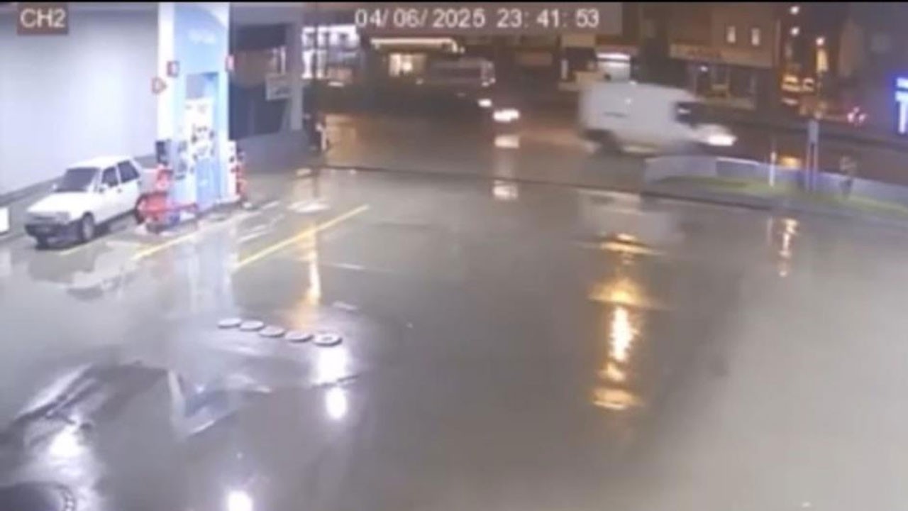 Kontrolden çıkan otomobil duvara ok gibi saplandı! O anlar kamerada