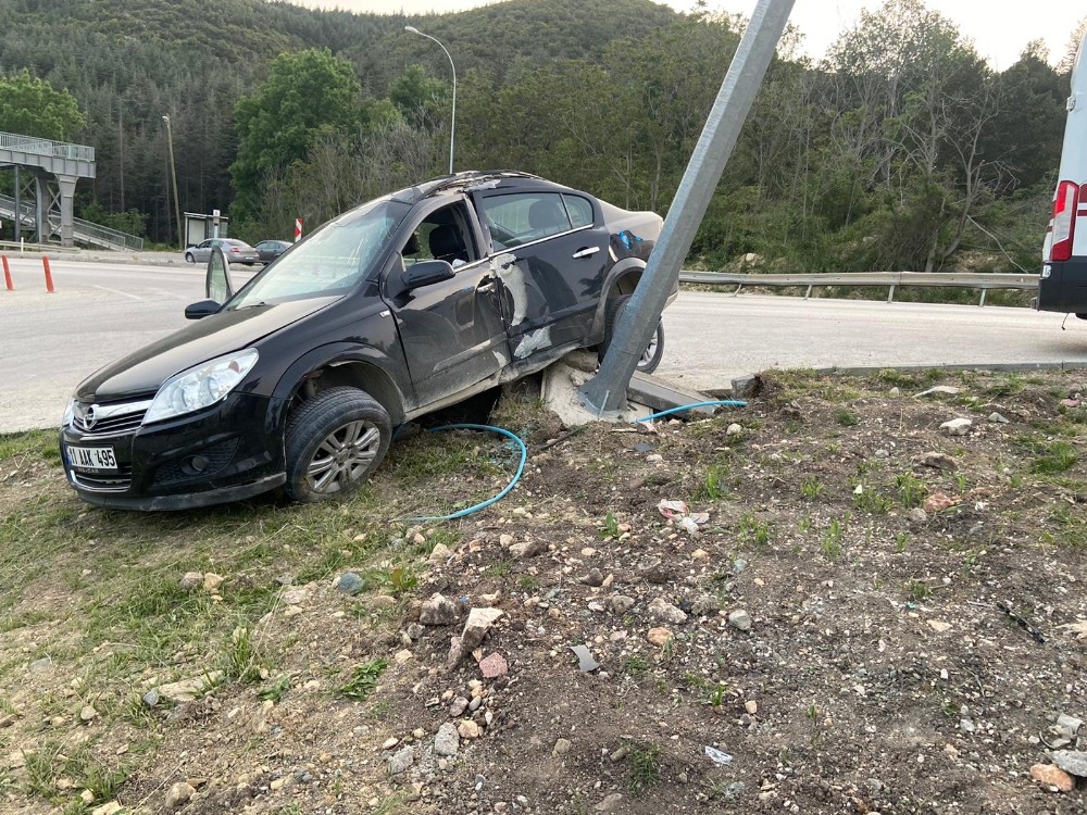 Kontrolden çıkan otomobil elektrik direğine çarptı 