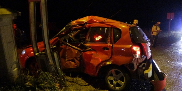 Kontrolden çıkan otomobil elektrik direğine çarptı