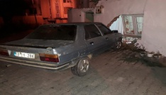 Kontrolden çıkan otomobil eve girdi: 1 kişi yaralandı