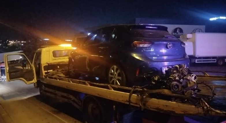 Kontrolden çıkan otomobil fabrika duvarına çarptı