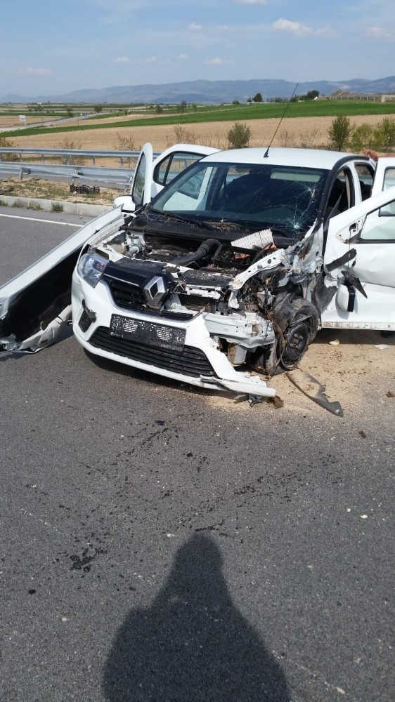 Kontrolden çıkan otomobil karşı şeride geçti: 3 yaralı 