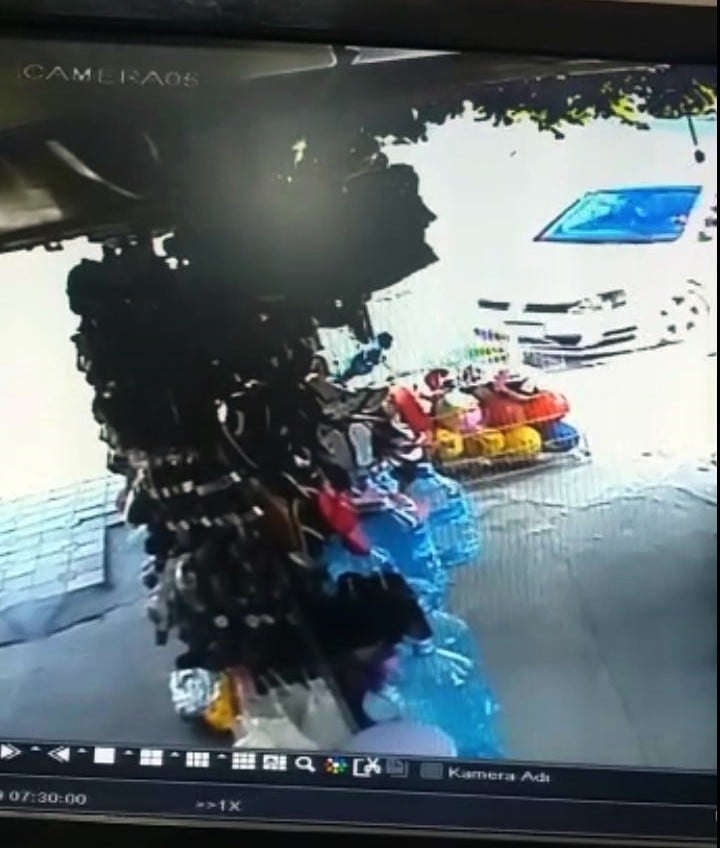 Kontrolden çıkan otomobil markete girdi 