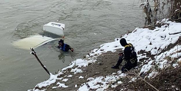 Kontrolden çıkan otomobil Melen Çayı'na düştü
