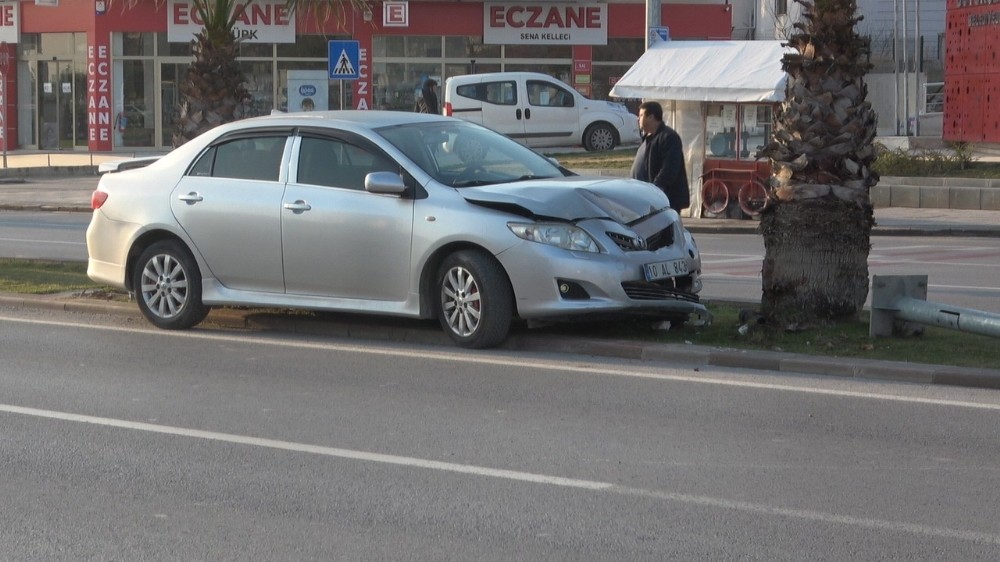 Kontrolden çıkan otomobil önce demir direği devirdi ardından ağaca çarptı 