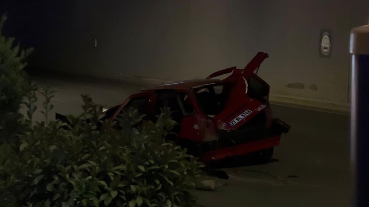 Kontrolden çıkan otomobil orta refüje çarptı: 1 ölü, 4 yaralı