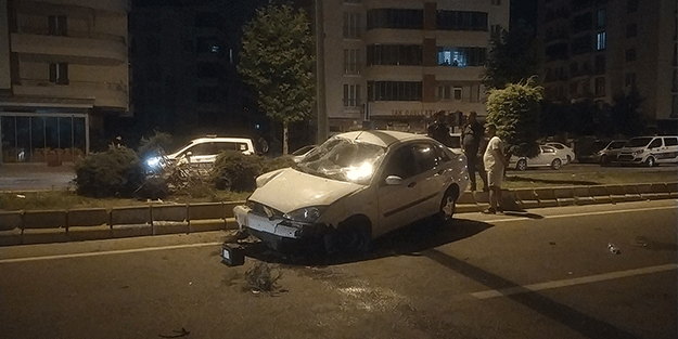 Kontrolden çıkan otomobil orta refüje çarptı