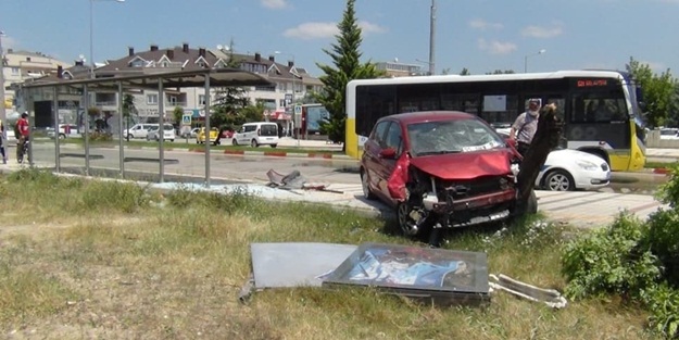 Kontrolden çıkan otomobil otobüs durağına daldı