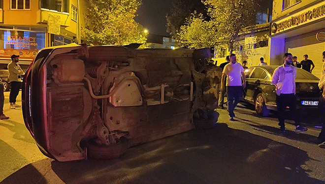 Kontrolden çıkan otomobil, park halindeki 6 araca çarpıp yan yattı