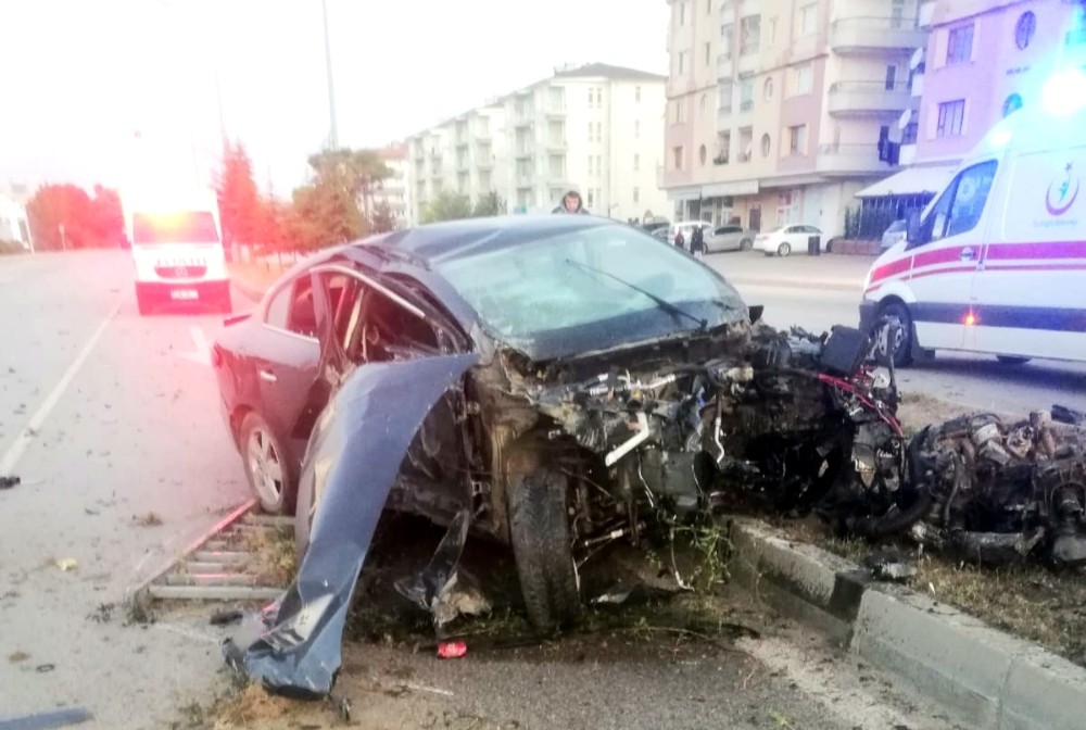 Kontrolden çıkan otomobil refüje çıktı: 1 yaralı 
