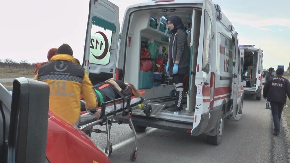 Kontrolden çıkan otomobil şarampole yuvarlandı: 4 yaralı 