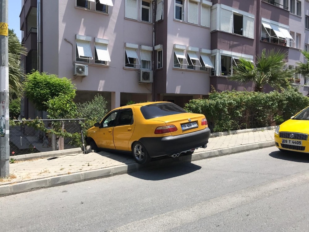 Kontrolden çıkan otomobil site bahçesinin duvarında asılı kaldı 
