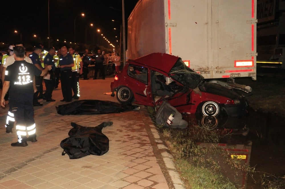 Kontrolden çıkan otomobil yol kenarına bırakılan dorseye çarptı: 2 ölü 