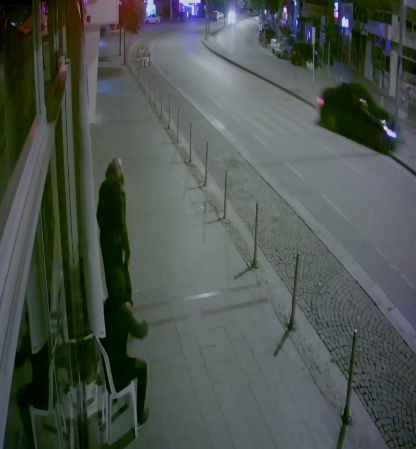 Kontrolden çıkan otomobilin aydınlatma direğine çarpma anı kamerada 
