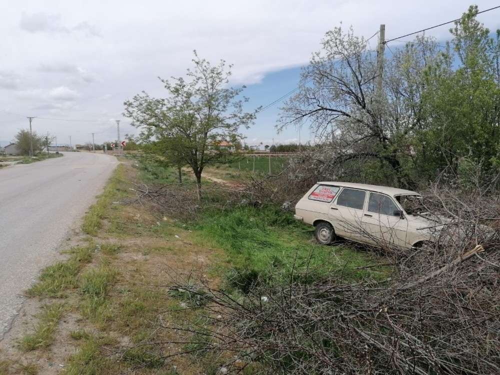 Kontrolden çıkan otomobilin sürücüsü yaralandı 