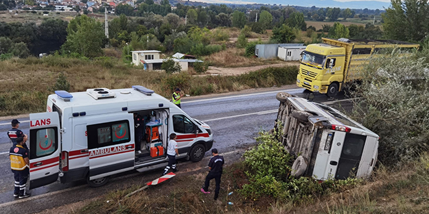 Kontrolden çıkan servis minibüsü devrildi: 7 yaralı