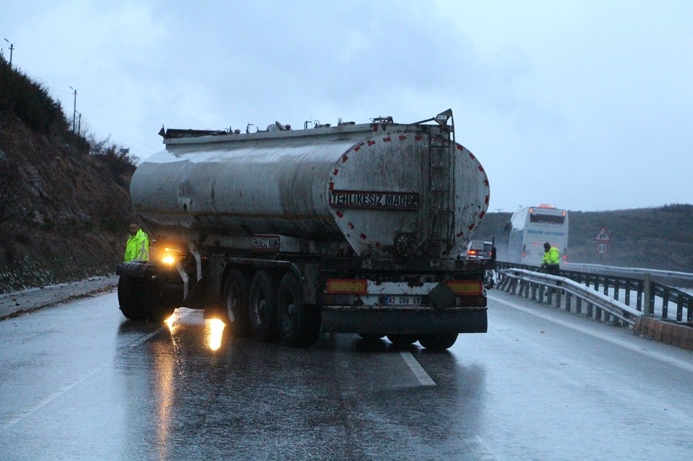 Kontrolden çıkan tanker bariyerlere çarptı 