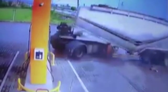 Kontrolden çıkan tanker benzinliğe girdi