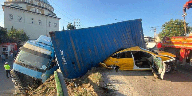 Tır, 10 metrelik köprüden aşağı uçtu