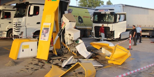 Kontrolden çıkan tır akaryakıt istasyonuna daldı