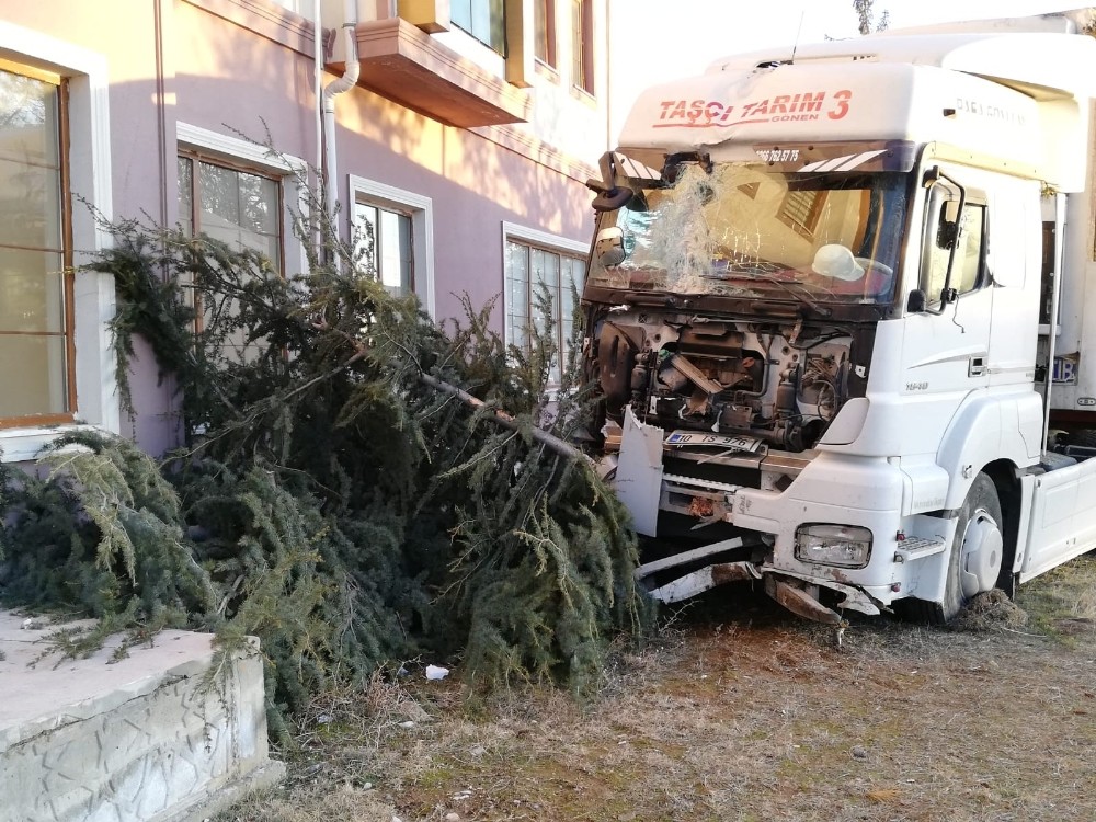 Kontrolden çıkan tır önüne geldiyse devirdi 