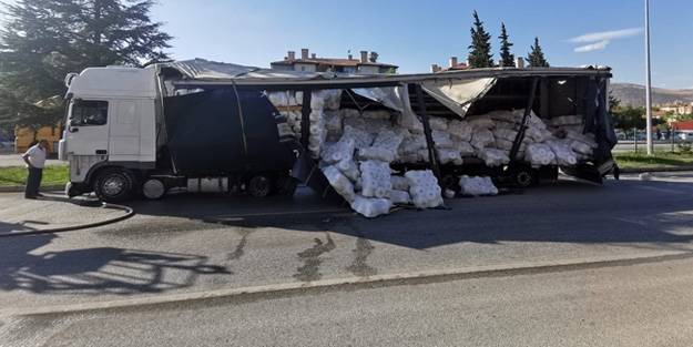 Kontrolden çıkan tır önüne gelen aracı biçti! Ortalık adeta savaş alanına döndü
