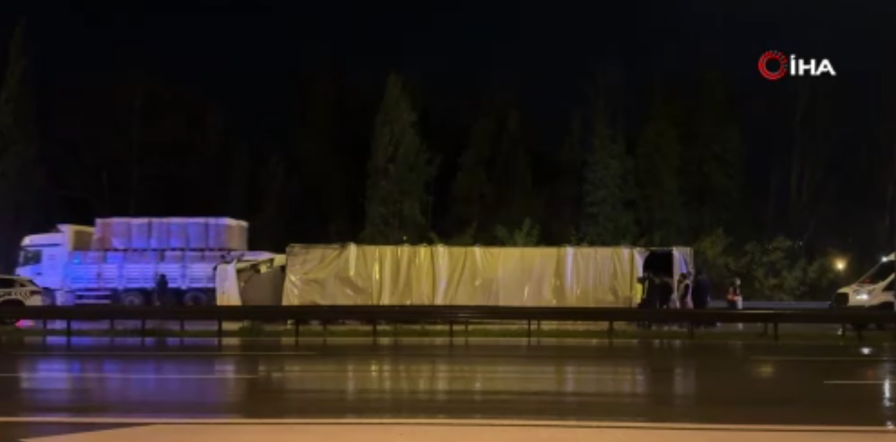 Kontrolden çıkan tır otoyolda devrildi