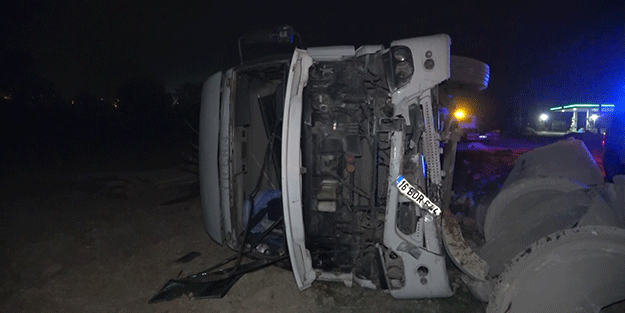 Kontrolden çıkan tır tarlaya uçtu, sürücü tırı bırakıp kaçtı