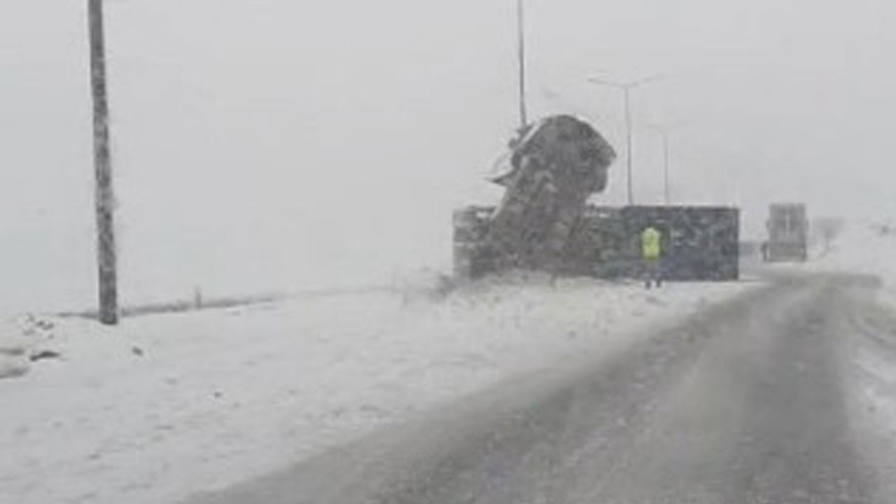 Kontrolden çıkan tır yan yattı! Korku dolu anlar kamerada