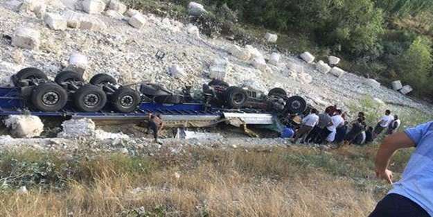 Kontrolden çıkan TIR yol kenarındaki aileyi biçti: 3 ölü 3 yaralı