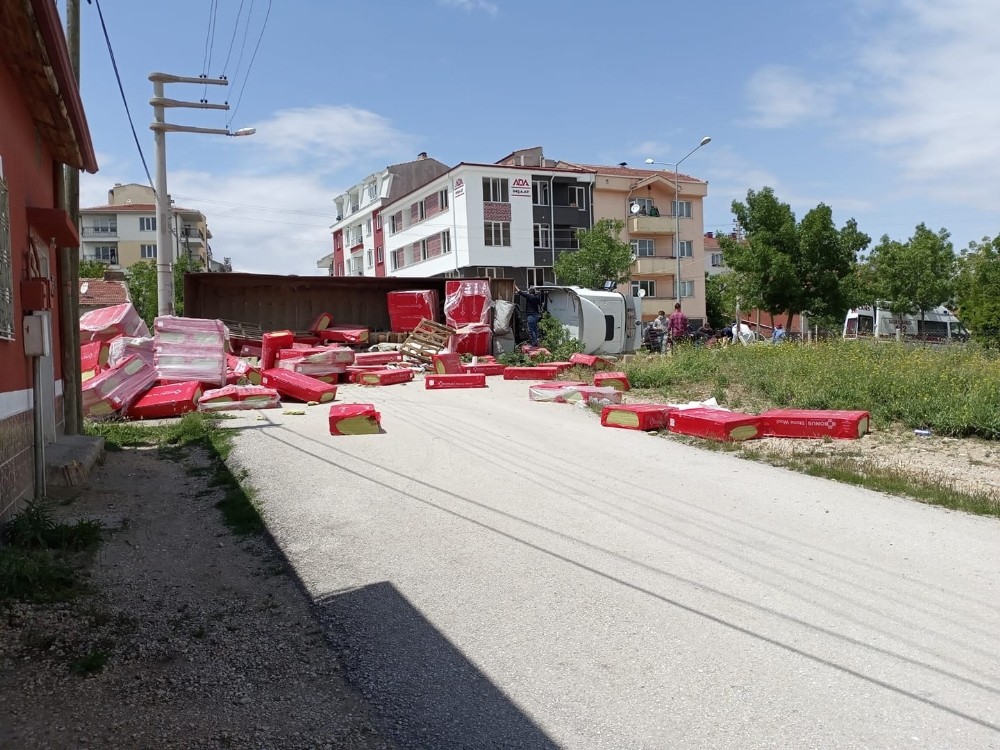 Kontrolden çıkan tır yola devrildi 