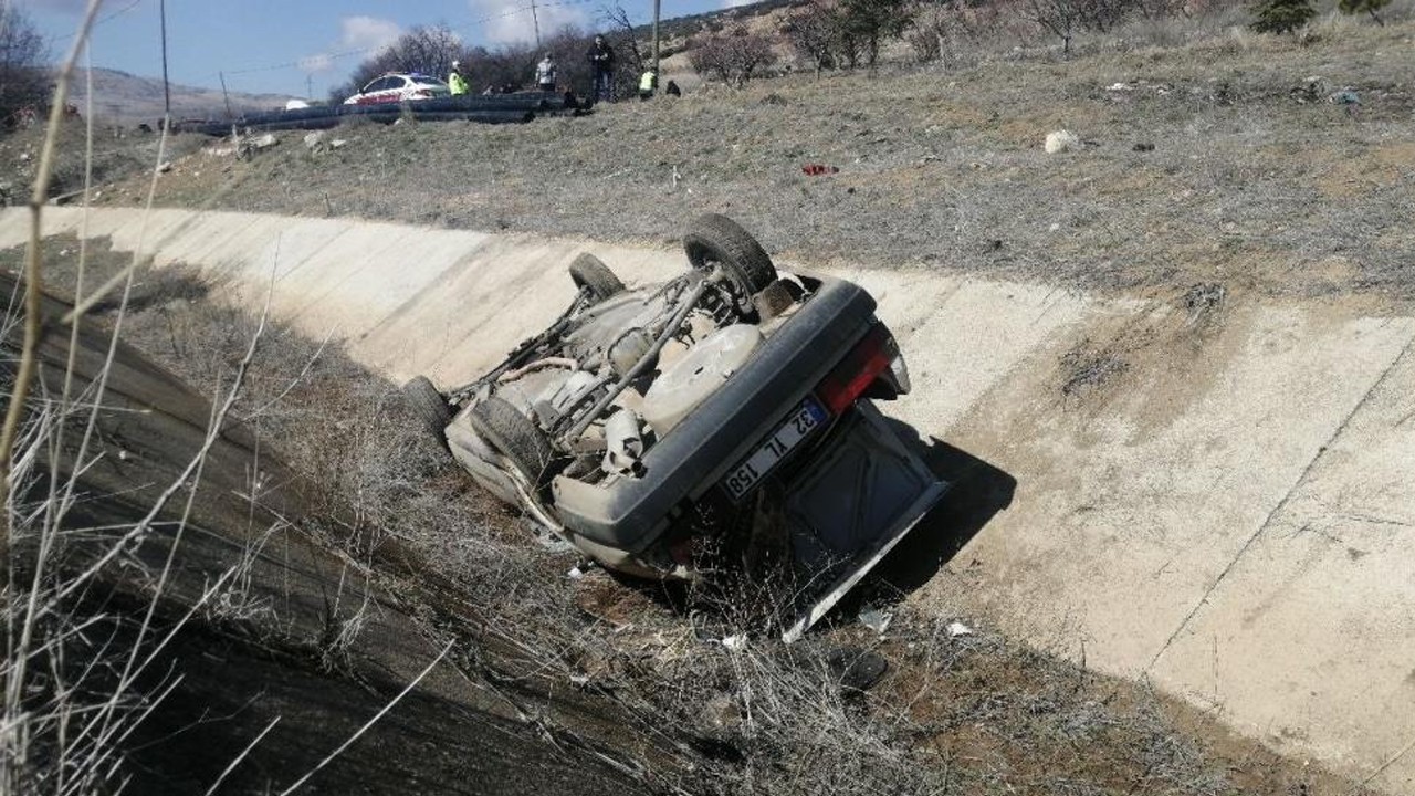 Kontrolden çıkan Tofaş marka araç yayaları biçti! Ölü ve yaralılar var