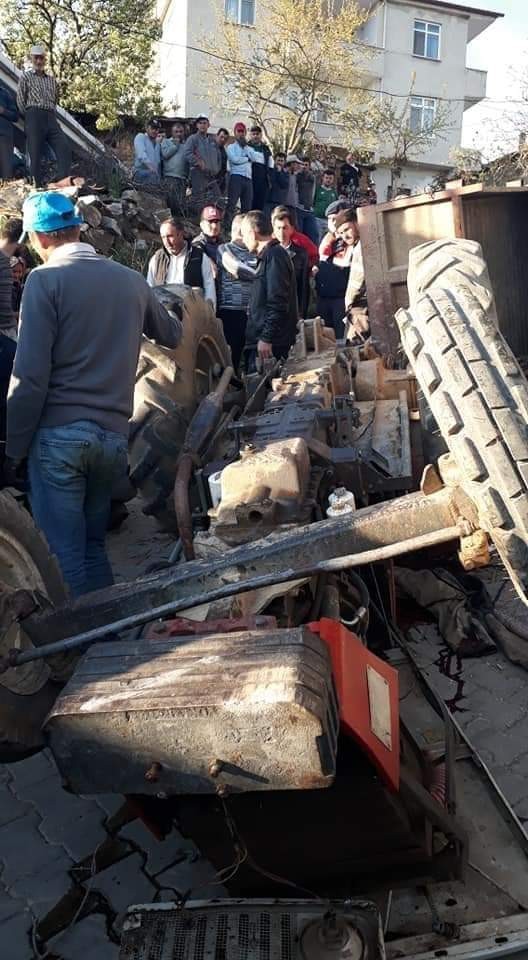 Kontrolden çıkan traktör devrildi: 1 ölü, 4 yaralı 
