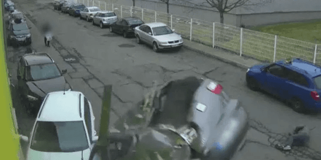 Kontrolden çıkıp uçan araç kadına çarptı!