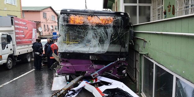 Kontrolden çıktı, 2 kişiyi ezerek öldürdü!