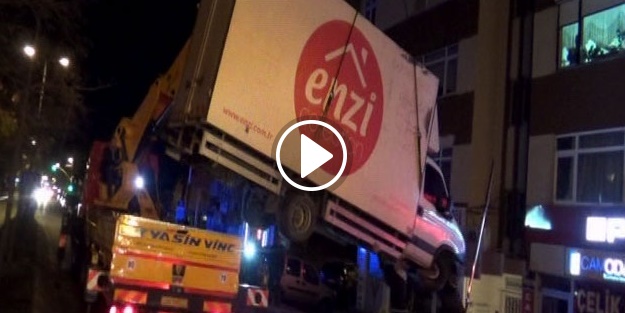 Kontrolden çıktı, apartman girişine uçtu