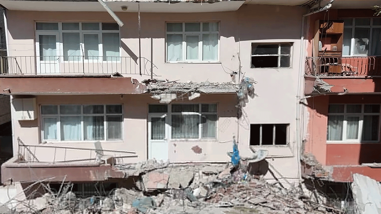 Kontrollü yıkım kontrolden çıktı! 8 kişi mahsur kaldı!