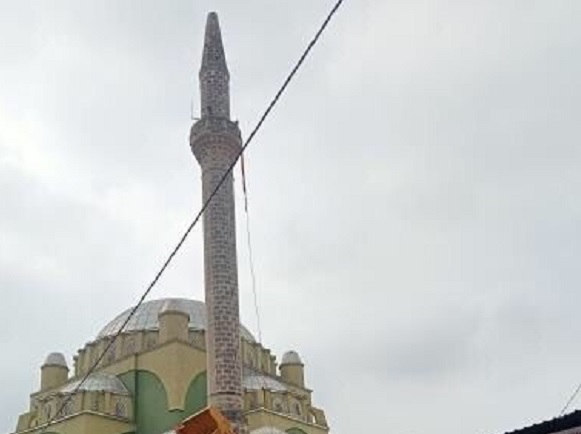 Kontrollü yıkım sırasında kaza! Minare iş yerinin üzerine düştü!