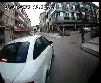 Kontrolsüz dönen otomobile halk otobüsü çarptı 