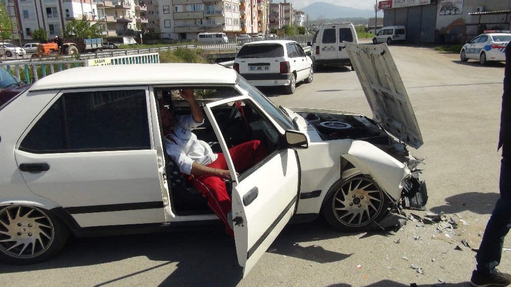 Kontrolsüz kavşakta otomobiller çarpıştı: 1 yaralı 
