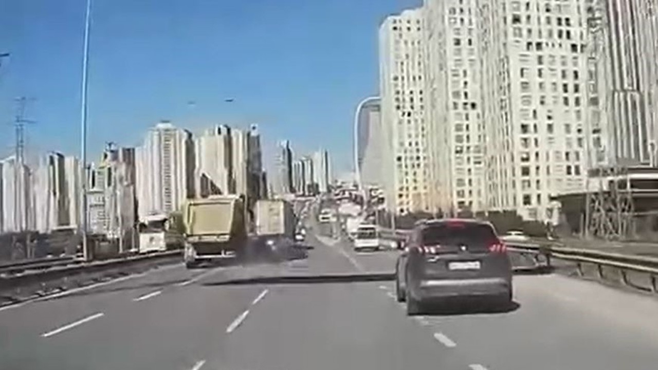 Kontrolsüz şekilde şerit değiştiren araca kamyon çarptı! O anlar kamerada