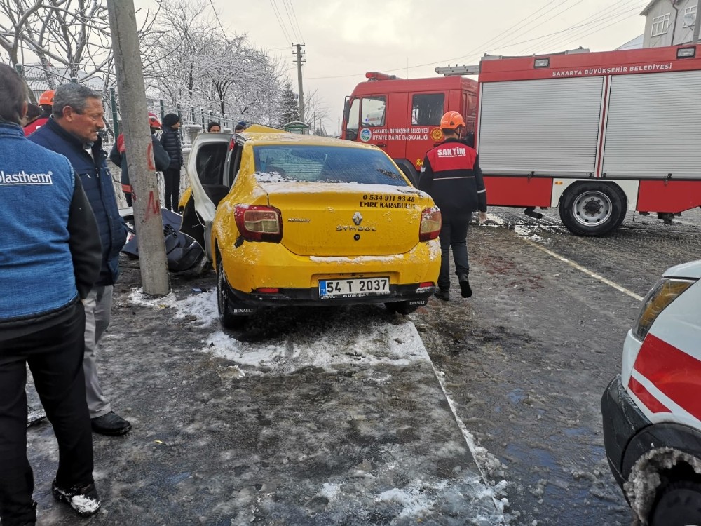 Kontrolü kaybeden ticari taksi direğe çarptı: 4 yaralı 
